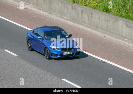 Blauer BMW 2 Series (F2X); Autofahren Klassiker, historics, vintage Motoren und Collectibles 2019; Leighton Hall Verkehr, Auto & Oldtimer von gestern auf der Autobahn M6 in der Nähe von Lancaster, Großbritannien Stockfoto