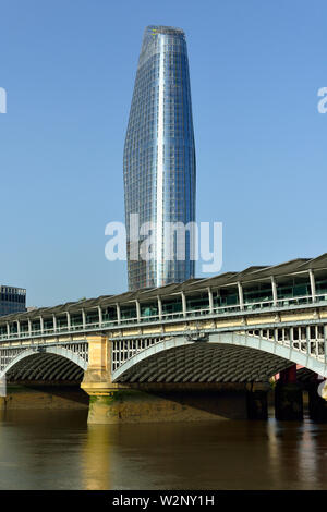 Eine Blackfriars Hotel und Wohnungen, Blackfriars Railway Bridge, London, Vereinigtes Königreich Stockfoto