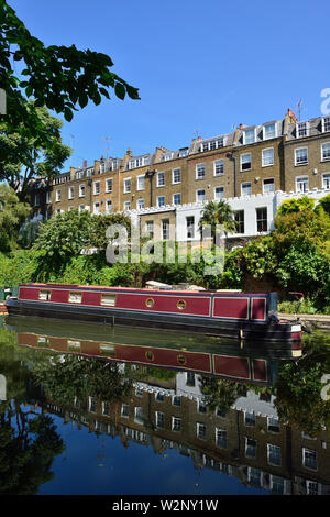 Red angelegter Lastkahn, der Regent's Canal, colebrooke Zeile, Noel Straße Wohnanlage Reihenhäuser, Islington, London, Vereinigtes Königreich Stockfoto