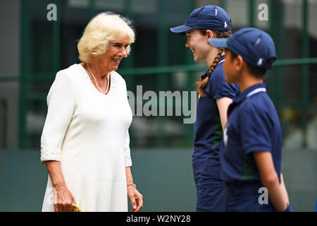 Die Herzogin von Cornwall trifft ball Mädchen Ava McCarthy Kerrigan, 16, bei einem Besuch der Lawn Tennis Meisterschaften bei den All England Lawn Tennis Club in Wimbledon, London, Rollstuhl Spieler, die Angestellten, die Beamten zu treffen, und die Kugel Jungs und Mädels des Tennis Turnier arbeiten. Stockfoto