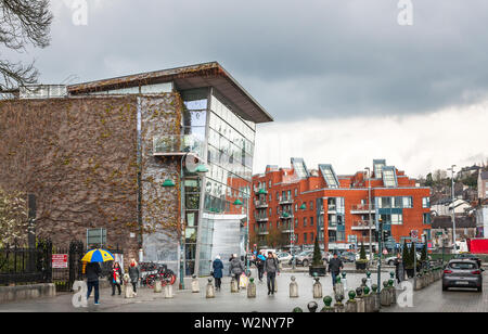 Die Stadt Cork, Cork, Irland. 05. April 2019. Fußgänger ihren Weg durch Emmet Ort, vorbei an der Oper in Cork, Irland. Stockfoto