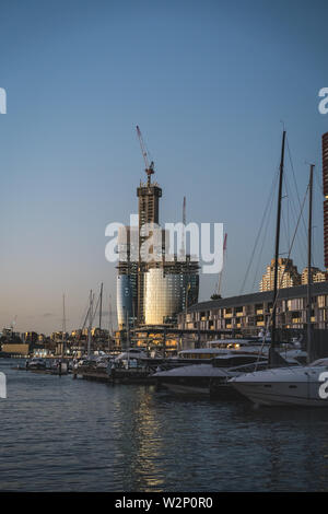 Pyrmont, New South Wales - 28. JUNI 2019: Fortschritte Bild des neuen Star Casino in Barangaroo, Sydney gebaut wird. Kurz nach Sonnenuntergang in der Dämmerung Geschossen. Stockfoto