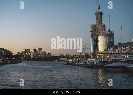 Pyrmont, New South Wales - 28. JUNI 2019: Fortschritte Bild des neuen Star Casino in Barangaroo, Sydney gebaut wird. Kurz nach Sonnenuntergang in der Dämmerung Geschossen. Stockfoto