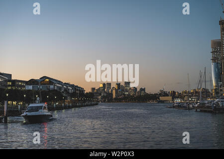 Pyrmont, New South Wales - 28. JUNI 2019: mit Blick auf die North Sydney Skyline von Pyrmont Bay Park. Kurz nach Sonnenuntergang in der Dämmerung Geschossen. Stockfoto