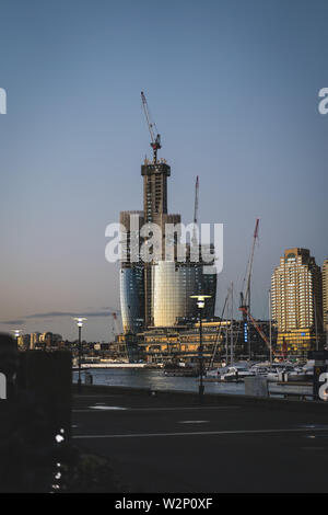 Pyrmont, New South Wales - 28. JUNI 2019: Fortschritte Bild des neuen Star Casino in Barangaroo, Sydney gebaut wird. Kurz nach Sonnenuntergang in der Dämmerung Geschossen. Stockfoto