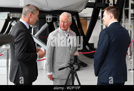 Der Prinz von Wales bei einem Besuch der L3 Harris Technologies London Training Center in Crawley, West Sussex offiziell eröffnet. Stockfoto