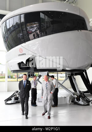 Der Prinz von Wales bei einem Besuch der L3 Harris Technologies London Training Center in Crawley, West Sussex offiziell eröffnet. Stockfoto