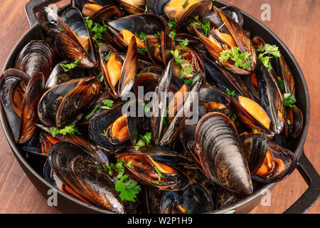 Marinara Miesmuscheln mariniere, Maultiere, in einem braizer, Nahaufnahme Stockfoto