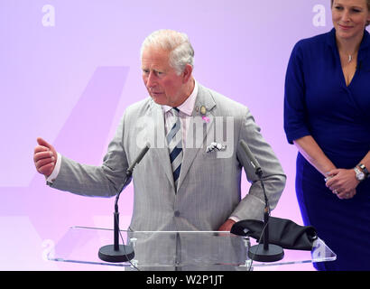 Der Prinz von Wales bei der Rede während eines Besuchs bei der L3 Harris Technologies London Training Center in Crawley, West Sussex offiziell eröffnet. Stockfoto