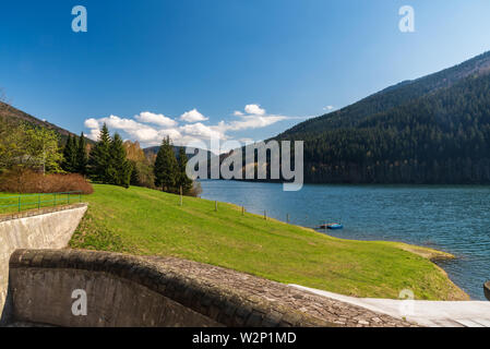 Moravka Wasserreservoir auf Moravka river oben Moravka Dorf in Moravskoslezske Beskiden in der Tschechischen Republik während schöner Frühling Tag Stockfoto