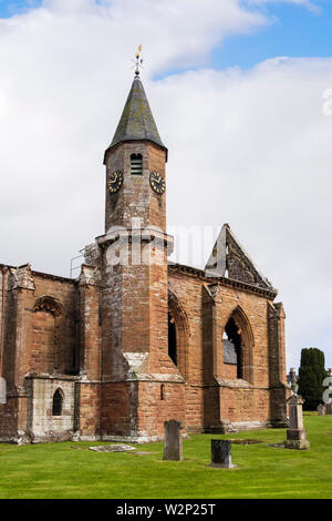 Kirche des hl. Petrus und des hl. Bonifatius gewölbten südlichen Seitenschiff mit Glockenturm der Kathedrale aus dem 13. Jahrhundert Ruinen. Fortrose Schottland Großbritannien Stockfoto