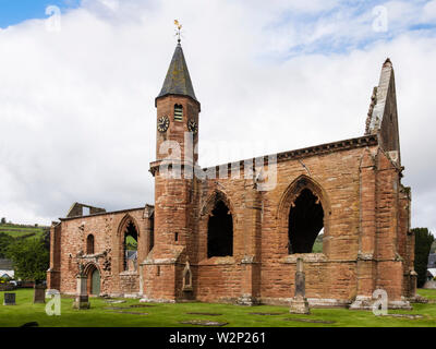 Kirche des hl. Petrus und des hl. Bonifatius gewölbten südlichen Seitenschiff mit Glockenturm der Kathedrale aus dem 13. Jahrhundert Ruinen. Fortrose Schottland Großbritannien Stockfoto