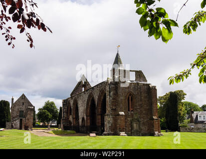 Kirche des hl. Petrus und des hl. Bonifatius gewölbten südlichen Seitenschiff mit Glockenturm der Kathedrale aus dem 13. Jahrhundert Ruinen. Fortrose Schottland Großbritannien Stockfoto