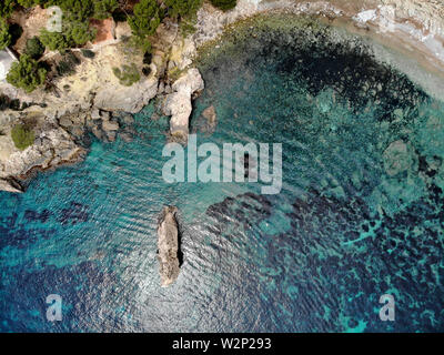 Cala en Crances felsigen Küste in Palma de Mallorca direkt von oben drone Sicht Foto, malerische Natur steinigen Strand türkisblaues Meer Stockfoto