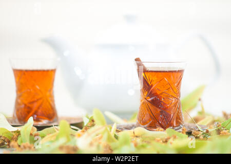Linden linden Tee mit getrockneten Blumen in natürlicher Umgebung Stockfoto