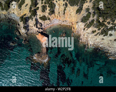 Drone Sicht direkt von oben Palma de Mallorca felsige Buchten am Meer türkisfarbenes Mittelmeer Wasser, Natur Hintergrund, Spanien Stockfoto
