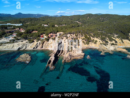 Antenne zwei Ellipsen des Analemmas von Palma de Mallorca die Küste Meer steinige Strände, türkisfarbenes Mittelmeer wasser Panoramablick auf die Wasserseite Blick von oben, Spanien Stockfoto