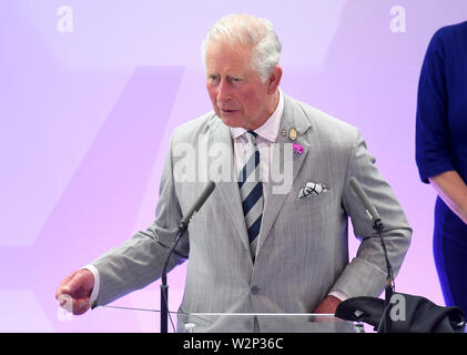 Der Prinz von Wales bei der Rede während eines Besuchs bei der L3 Harris Technologies London Training Center in Crawley, West Sussex offiziell eröffnet. Stockfoto