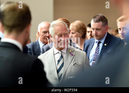 Der Prinz von Wales bei einem Besuch der L3 Harris Technologies London Training Center in Crawley, West Sussex offiziell eröffnet. Stockfoto