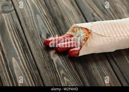 Jagd Wurst in pita Brot auf einem dunklen Hintergrund. Stockfoto