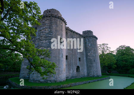 Nunney Burg und Burggraben im Dorf Nunney in Somerset, England. Stockfoto