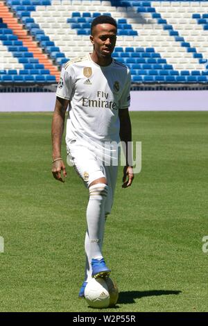 Madrid, Spanien. 10. Juli 2002. Vorstellung DER NEUEN SPIELER MILITAO REAL MADRID IM SANTIAGO BERNABEU STADIUMM MITTWOCH, Juli 10, 2019 Credit: CORDON PRESSE/Alamy leben Nachrichten Stockfoto