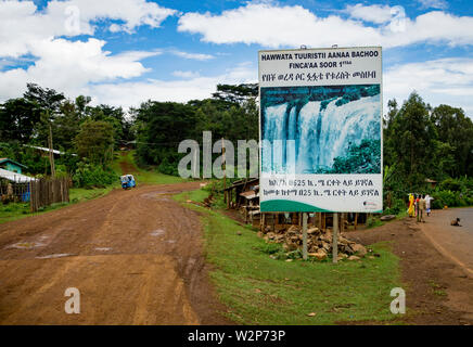 Touristische Zeichen auf der Straße Werbung der Sor Wasserfall in Illubabor, Äthiopien Stockfoto