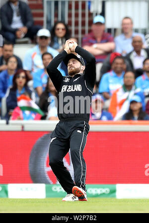 Neuseelands Kane Williamson Fänge außerhalb Indiens Hardik Pandya, rollte von Mitchell Santner, während der ICC World Cup, Halbfinale im Old Trafford, Manchester. Stockfoto