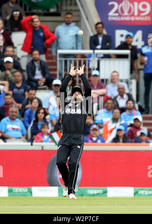 Neuseelands Kane Williamson Fänge außerhalb Indiens Hardik Pandya, rollte von Mitchell Santner, während der ICC World Cup, Halbfinale im Old Trafford, Manchester. Stockfoto