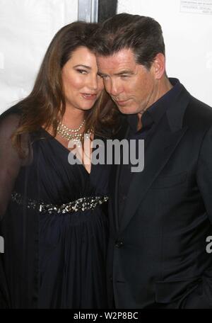 Pierce Brosnan und Frau Keely Rasur Smith 2010 Foto von John Barrett/CelebrityArchaeology.com Stockfoto