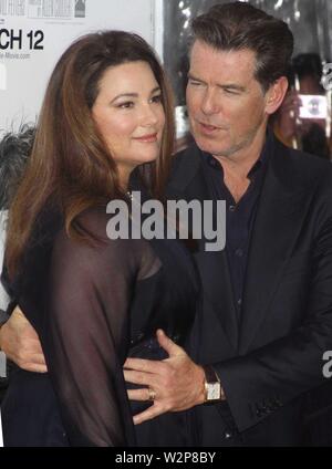 Pierce Brosnan und Frau Keely Rasur Smith 2010 Foto von John Barrett/CelebrityArchaeology.com Stockfoto