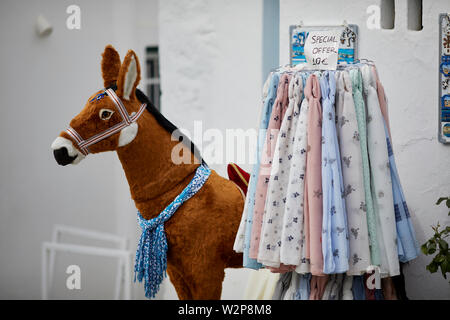 Mykonos, ˈMikonos griechische Insel, Teil der Kykladen, Griechenland. gefüllte Esel außerhalb ein Geschenk Shop int er touristische Stadt Stockfoto