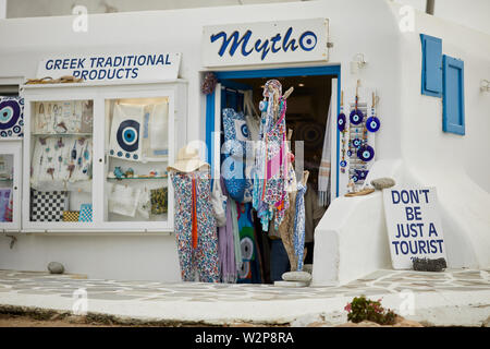 Mykonos, griechische Insel Mikonos, Teil der Kykladen, Griechenland. "Nicht nur eine touristische Schild am Mythos Gift Shop. Stockfoto