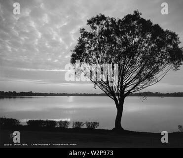 Moonlight, See Mendoza, Minneapolis, Minnesota. Diese schwarz-weiß Foto, veröffentlicht 1908 von den Detroit Publishing Company, zeigt einen See mehr allgemein bekannt als Lake Calhoun. Stockfoto