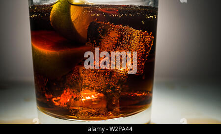 Rum mit Cola, Kalk und Eis. Alkoholfreien cocktail Nahaufnahme. Makroaufnahme, Luftblasen in einem Cocktail Stockfoto