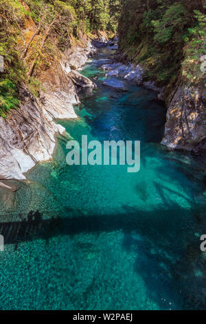 Die Drehbrücke auf blauen Pool in Wanaka, Neuseeland. Stockfoto