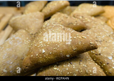 Dreieck Brot mit Sonnenblumen Samen und gebrochene Leinsamen bei der Bäcker verkauft Stockfoto