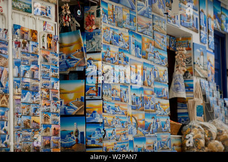 Mykonos, griechische Insel Mikonos, Teil der Kykladen, Griechenland. Touristen Geschenk Shop Verkauf Gemälde Kunstwerk im Souk bizarre Stockfoto