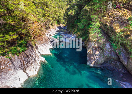 Die Drehbrücke auf blauen Pool in Wanaka, Neuseeland. Stockfoto