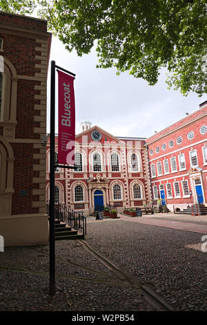 Die Außenseite des Bluecoat Kammern in der Schule Lane Liverpool, in 1716-17 als Wohltätigkeitsorganisation Schule erbaut, ist das älteste erhaltene Gebäude im Zentrum von Liverpool. Stockfoto