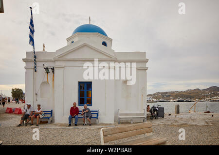 Mykonos, griechische Insel Mikonos, Teil der Kykladen, Griechenland. Sehenswürdigkeiten Agios Nikolaos Kirche kleine Kirche im Hafen Stockfoto