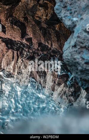 Über dem Kopf von schönen Felsen und starken Wellen an der Meer Stockfoto