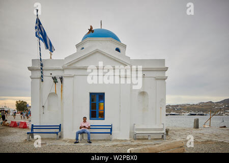 Mykonos, griechische Insel Mikonos, Teil der Kykladen, Griechenland. Sehenswürdigkeiten Agios Nikolaos Kirche kleine Kirche im Hafen Stockfoto