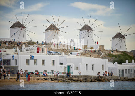 Mykonos, ˈMikonos griechische Insel, Teil der Kykladen, Griechenland. Wahrzeichen solo Windmühle im Hafen Stockfoto