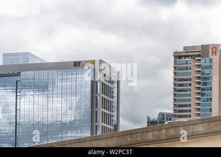 Dallas, USA - Juni 7, 2019: Downtown Hochstraße Rampe in Stadt mit Zeichen auf Büroimmobilien für EY und Hotel Stockfoto
