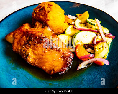 Blau vergoldet kulinarische Mahlzeit mit Lachs, süsse Kartoffeln, Gemüse und Salat Stockfoto