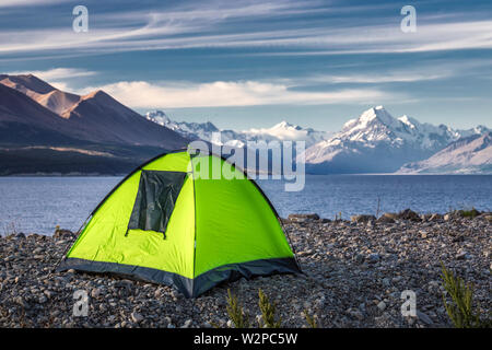 Grüne Zelt mit Blick auf den Glacier Lake Pukaki mit türkisblauem Wasser und Berge Landschaft. Winter Berglandschaft mit Schnee und Gletscher See. Pu Stockfoto