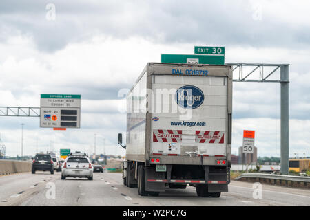 Dallas, USA - Juni 7, 2019: Tom Landry Autobahn Autobahn in Stadt mit Kroger Lkw im Verkehr Stockfoto