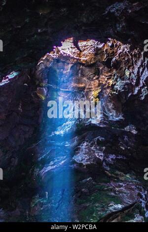 Im Inneren einer schönen Höhle mit einem Loch und Sonnenlicht Durchscheinen Stockfoto