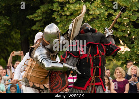 Nis, Serbien - Juni 15. 2019 Zwei Krieger Ritter mit Waffe und Helm Kampf auf dem Schlachtfeld. Wiederaufbau der Ritter Schlachten auf dem Festival Stockfoto